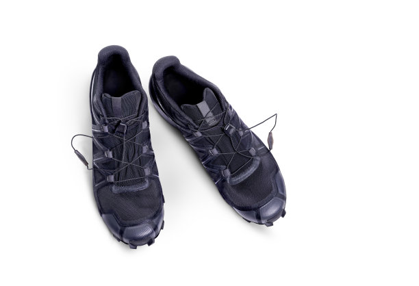 侧面的黑人训练员孤立在白色背景上。图片下载