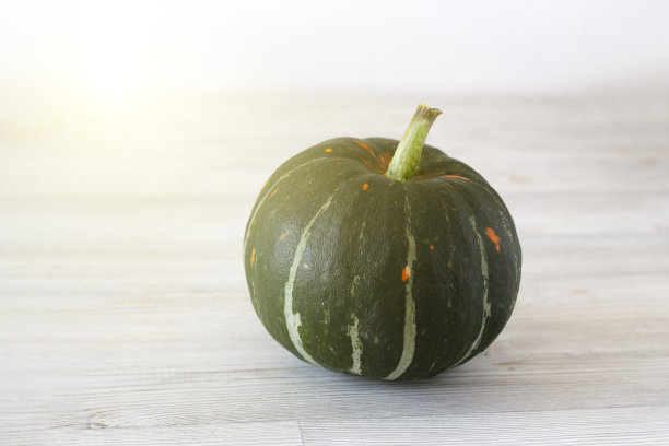 绿色成熟的南瓜在一个明亮的背景。秋天的收获。万圣节图片下载