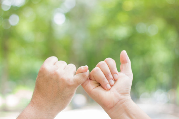 情侣情侣手牵着手图片下载