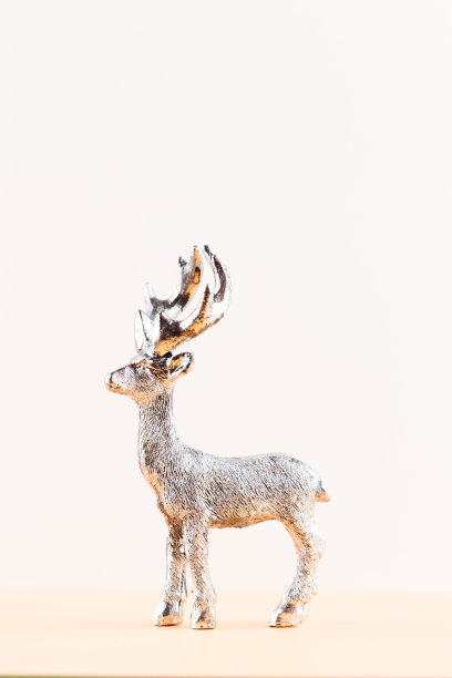 彩色背景上的圣诞驯鹿。圣诞节或新年的最小概念。图片下载