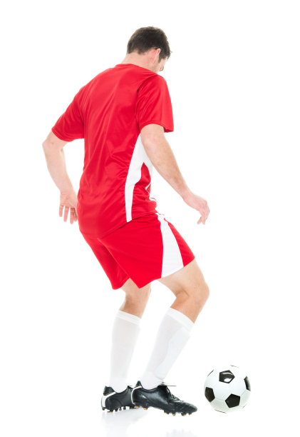 全身/一人/一人/ 30-39岁帅哥的后视图白人男性/中年成年男性/中年成年足球运动员身穿足球制服，手持足球/使用运动球站在白色背景前图片下载
