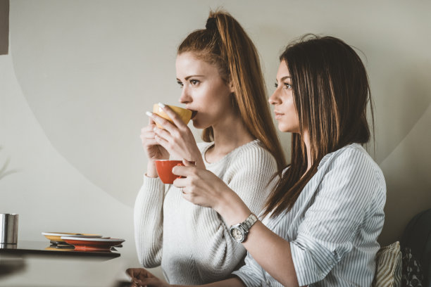 年轻女性朋友的咖啡休息时间图片下载