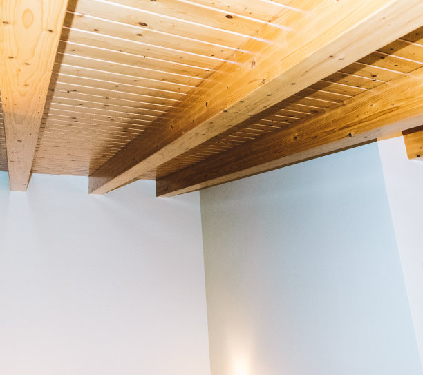 房屋屋顶下的木梁图片下载