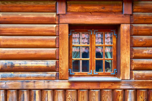 原木墙上有一扇窗图片下载