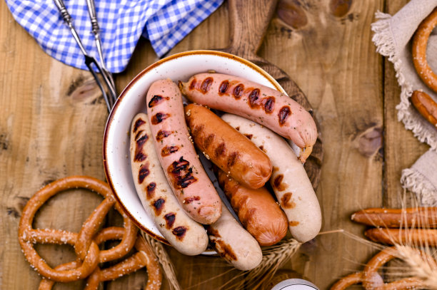 啤酒节上的传统德国香肠和酥皮面包。木材背景和装饰。从以上观点。横幅图片下载