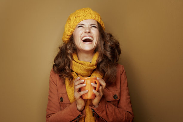 拿着一杯热巧克力抬头看复印空间的女人图片下载