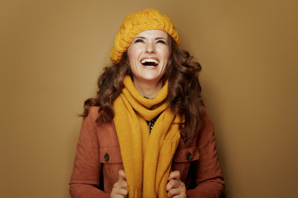 有个女人在寻找独立的米色背景的拷贝空间图片下载