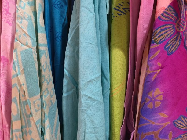 五彩丝莎丽布挂在架子上图片下载