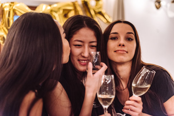 朋友们在晚会上欢聚一堂素材图片