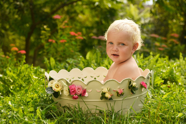 宝宝在外面洗澡。图片下载