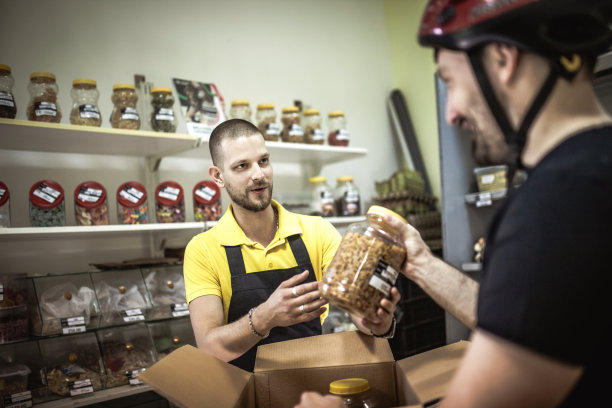 自行车快递员给客户送包裹图片下载