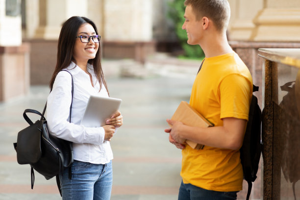 课间同学在大学校园里聊天图片下载
