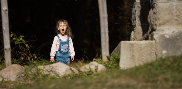 老废墟旁的一个女孩的肖像图片下载