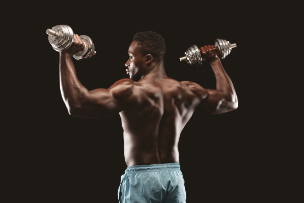 肌肉发达的黑人运动员在锻炼，推着金属杠铃图片下载