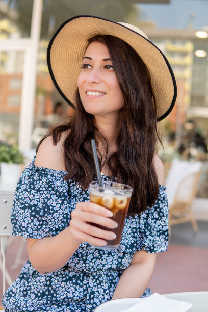 咖啡馆里的美女库存照片图片下载