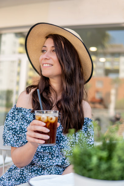 咖啡馆里的美女库存照片图片下载