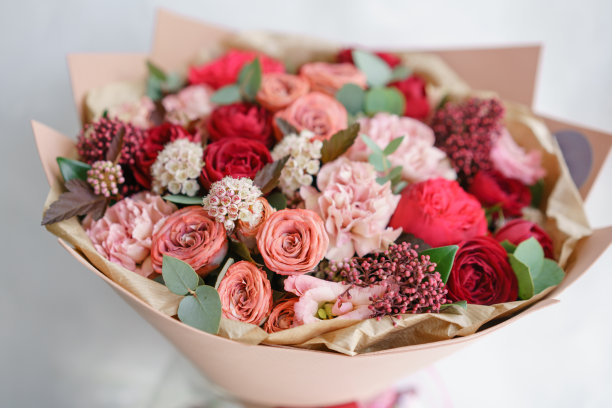 一小束美丽的混合鲜花。花店概念。漂亮的新鲜花束。鲜花交付素材图片