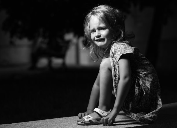 一个哭泣的女孩的肖像图片下载