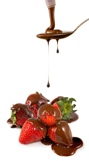 孤立的图像成熟的草莓在巧克力在一个白色的背景图片下载