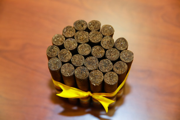 在木桌上放着古巴雪茄图片下载