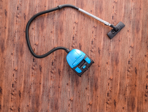 房间地板上的吸尘器图片下载