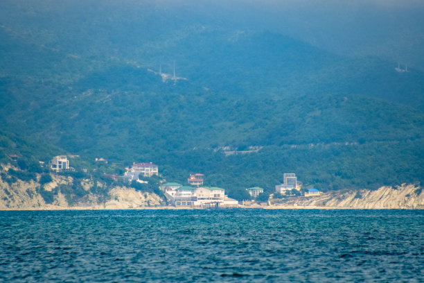 海傍水泥湾，海傍群山图片下载