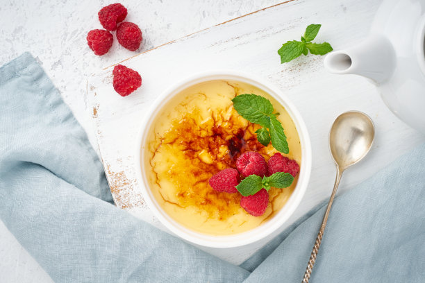 卡泰罗那，西班牙甜点与浆果在白色小模子，俯视图，fodmap食谱图片下载