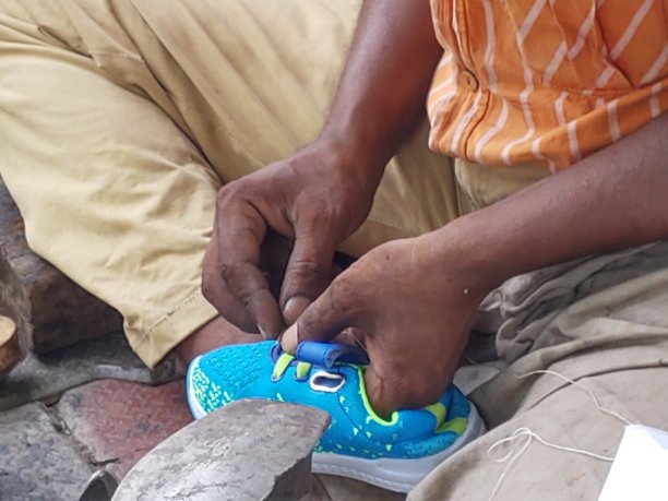 用刀和线缝鞋的鞋匠图片下载