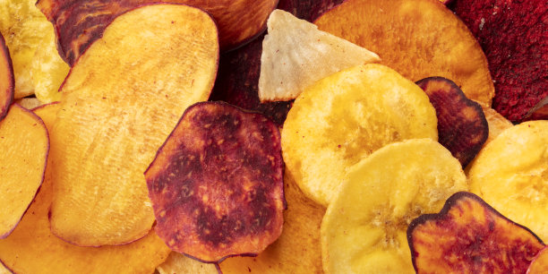 这是干果和蔬菜薯条的特写，健康的素食零食，美味的混合图片下载