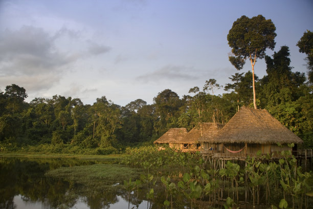 南美厄瓜多尔帕斯萨河卡帕维生态旅馆的小木屋图片下载