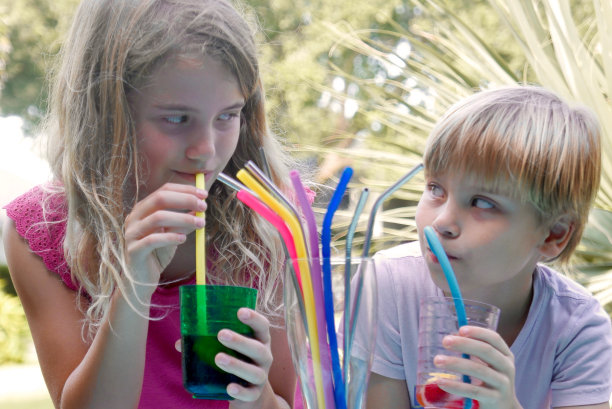男孩和女孩饮用替代(非塑料)吸管图片下载