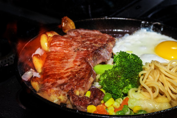 煎牛排加鸡蛋和意大利面图片下载
