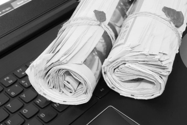 报纸和笔记本电脑图片下载