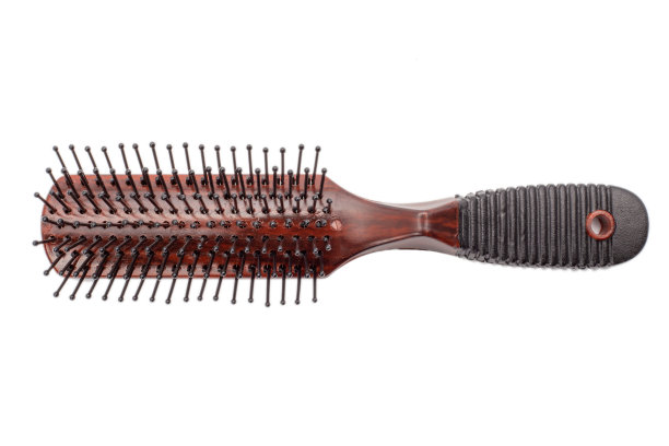 女人的头发梳孤立在白色的背景。棕色毛刷孤立在白色背景。图片下载