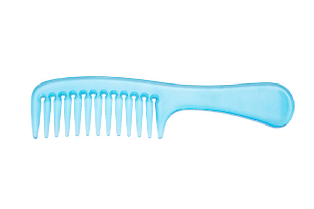 女人的头发梳孤立在白色的背景。蓝色发刷孤立在白色背景上。图片下载