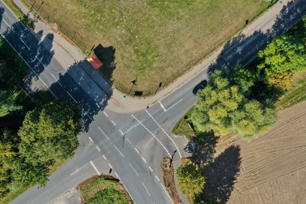 一个十字路口的垂直航拍照片，有停车线和自行车十字路口的标记图片下载