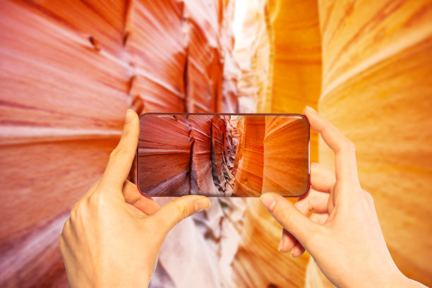 在美国犹他州用智能手机峡谷拍照图片下载