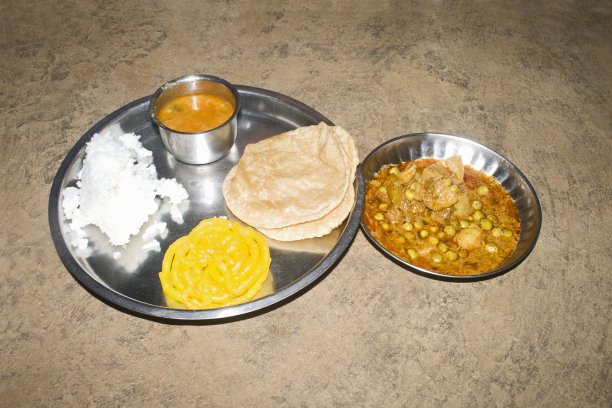 马哈拉施特拉邦的农村传播了塔利菜。在印度农村，塔利菜起源于那里，人们在印度马哈拉施特拉邦浦那的帕帕尔使用季节性的、当地的、有机的食物图片下载