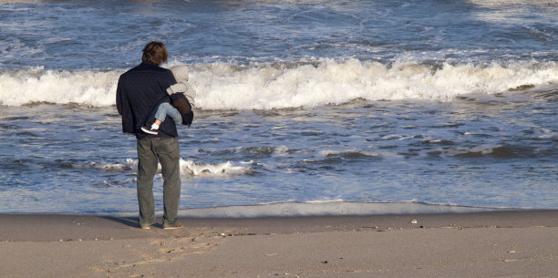 看着海浪翻滚图片下载