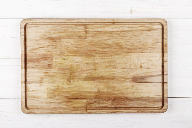 在白色木制背景上切割木板。图片下载