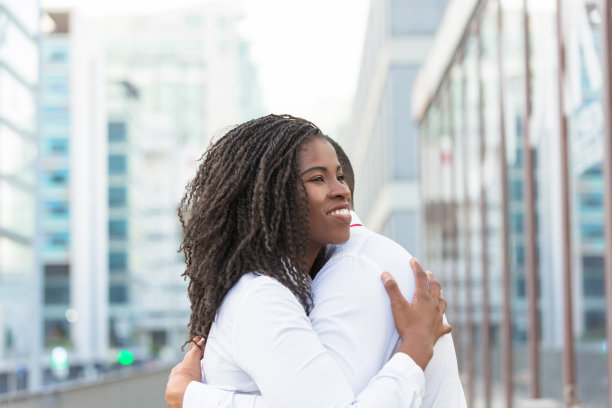 快乐无忧的企业朋友庆祝团队成功图片下载