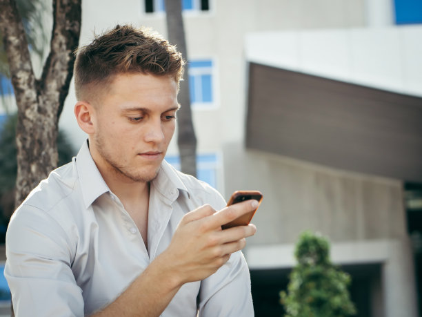 智能人在建筑外使用智能手机，生活方式概念。图片下载