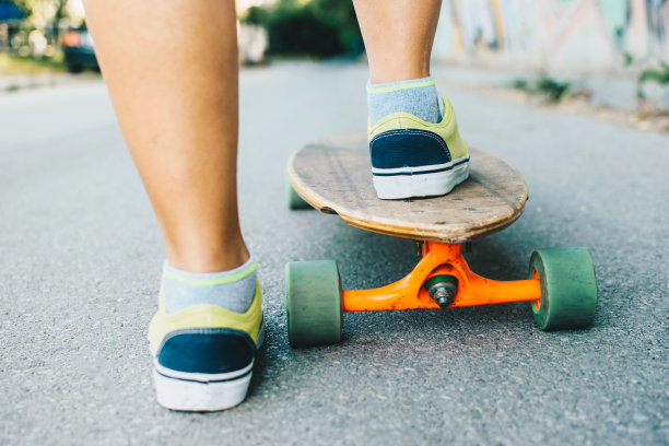 滑板女人的腿在街头库存照片图片下载
