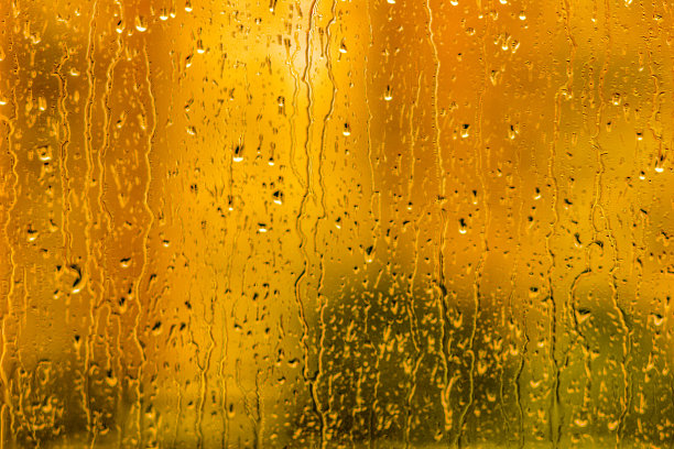 秋天窗外的雨。窗户被水滴湿了。自然的背景，纹理，抽象图片下载