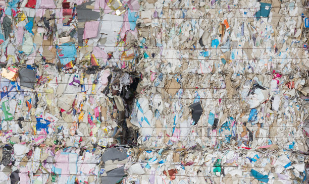 纸浆压缩背景和纹理。工厂里等待回收的废纸。图片下载