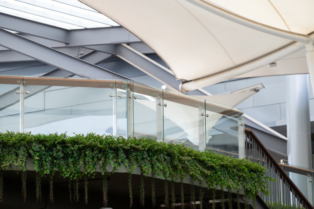 天棚屋顶阳台的钢化玻璃栏杆板。图片下载