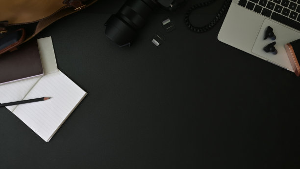 顶视图工作空间摄影师与黑色桌子。图片下载