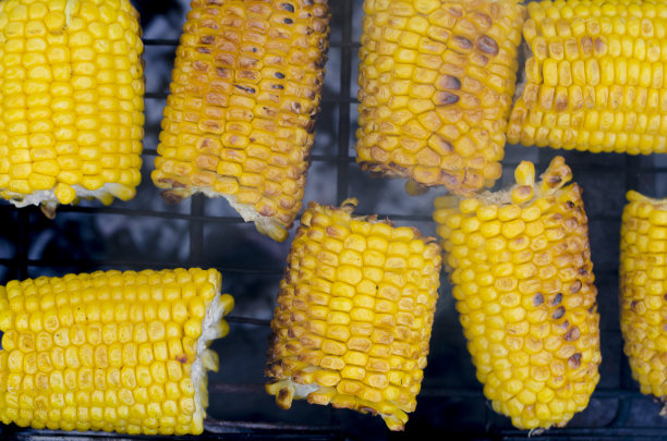 烤架上烤的甜玉米图片下载
