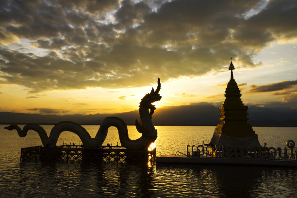 落日与建筑龙影图片下载