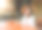 戴着草帽、长着蓝眼睛的迷人少女坐在木屋后院里的餐桌前做梦图片下载